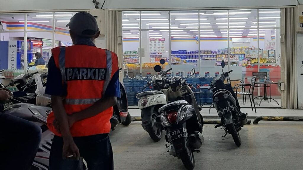 juru-parkir-liar-di-minimarket-di-pekanbaru-raja-detikcom